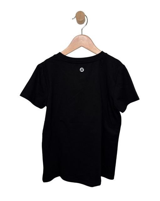 T-Shirt - M.I.D noir à manches courtes avec petit logo blanc sur la poitrine vue de face sur cintre en bois