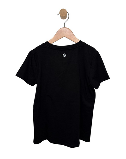 T-Shirt - M.I.D noir à manches courtes avec petit logo blanc sur la poitrine vue de face sur cintre en bois