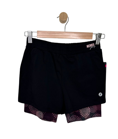 Short - M.I.D noir à doublure imprimée rose et blanche visible sous l ourlet présenté sur cintre vue de face