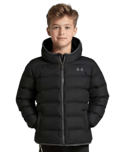 Manteau Mi-Saison - Under Armour noir matelassé avec capuche, en tissu synthétique, porté par garçon, vue de face.