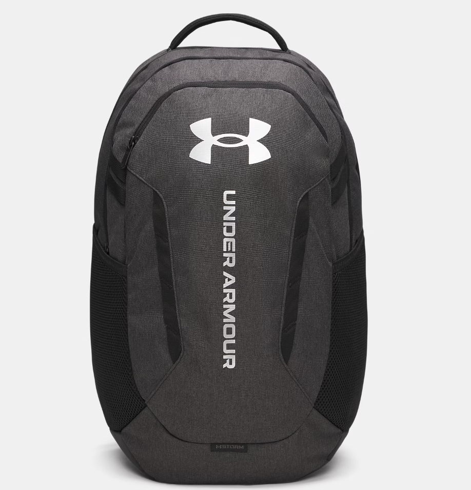 Sac à dos UA Hustle 6.0 - Under Armour gris foncé avec logo blanc, design moderne en tissu résistant, vue de face.