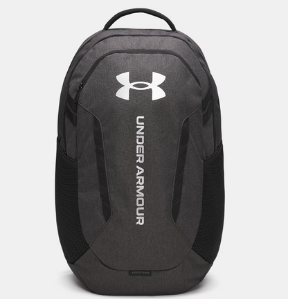 Sac à dos UA Hustle 6.0 - Under Armour gris foncé avec logo blanc, design moderne en tissu résistant, vue de face.