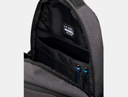 Sac à dos UA Hustle 6.0 - Under Armour gris foncé en polyester avec poche intérieure organisée contenant un ordinateur portable, vue de l'intérieur.