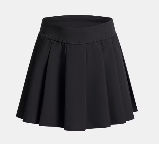 Jupe-culotte UA Motion Pleated - Under Armour noire plissée pour fille, tissu extensible, vue de face sur fond blanc.