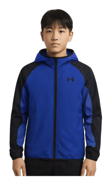 Manteau Mi-Saison - Under Armour bleu électrique et noir en tissu synthétique, coupe zippée avec capuche, pour enfant garçon, vue de face porté.