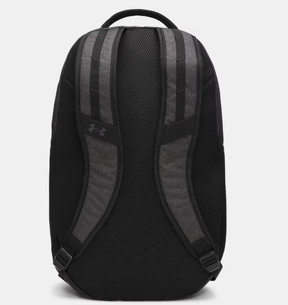 Sac à dos UA Hustle 6.0 - Under Armour noir et gris foncé en tissu résistant, vue de dos avec bretelles rembourrées et panneau dorsal en maille respirante.