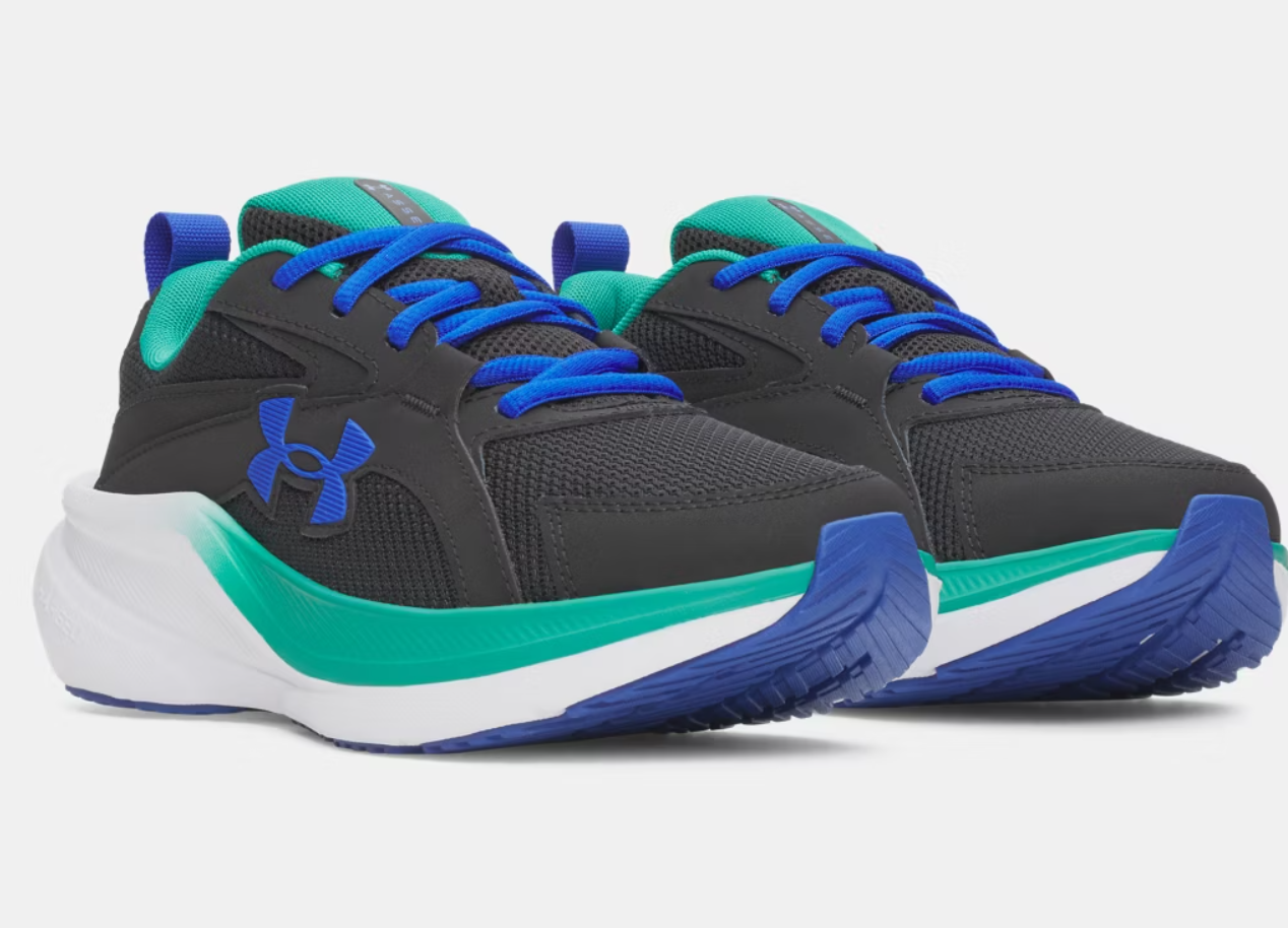 Espadrilles UA Assert 11 - Under Armour, chaussures de sport noires avec détails bleus et verts, semelle blanche, vue de face angle trois quarts.
