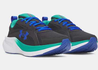Espadrilles UA Assert 11 - Under Armour, chaussures de sport noires avec détails bleus et verts, semelle blanche, vue de face angle trois quarts.