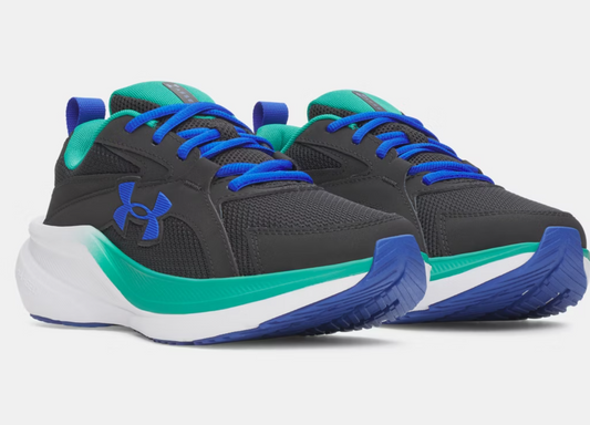 Espadrilles UA Assert 11 - Under Armour, chaussures de sport noires avec détails bleus et verts, semelle blanche, vue de face angle trois quarts.