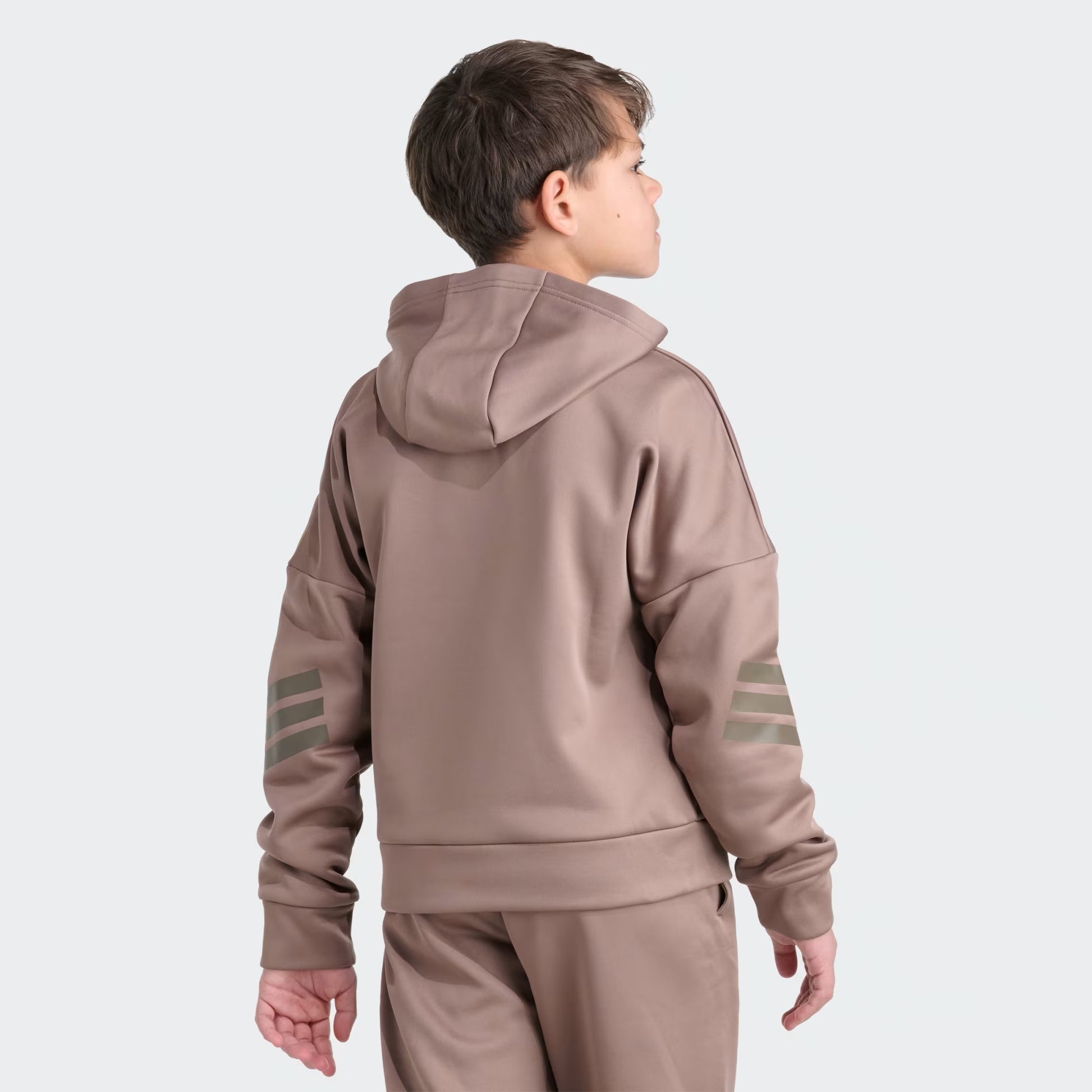 Hoodie - Adidas beige en matière molletonnée avec capuche, manches longues, pour enfant garçon, vu de dos porté sur mannequin.