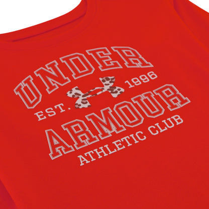 Chandail - Under Armour rouge avec logo et inscription blanche, détail du motif graphique sur le devant du vêtement
