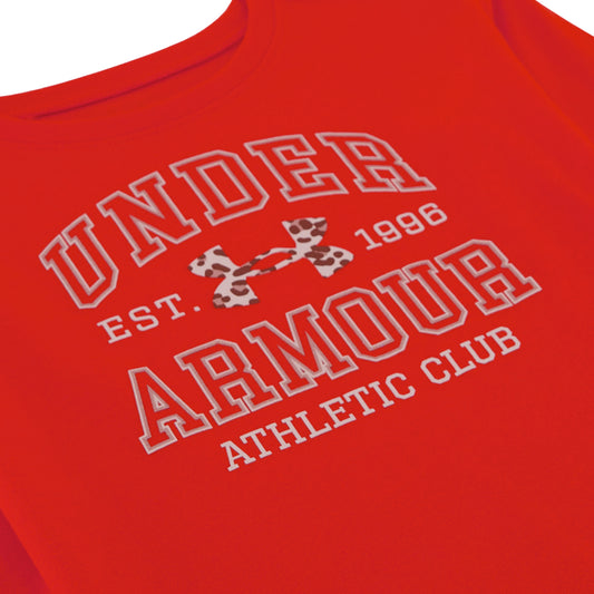 Chandail - Under Armour rouge avec logo et inscription blanche, détail du motif graphique sur le devant du vêtement