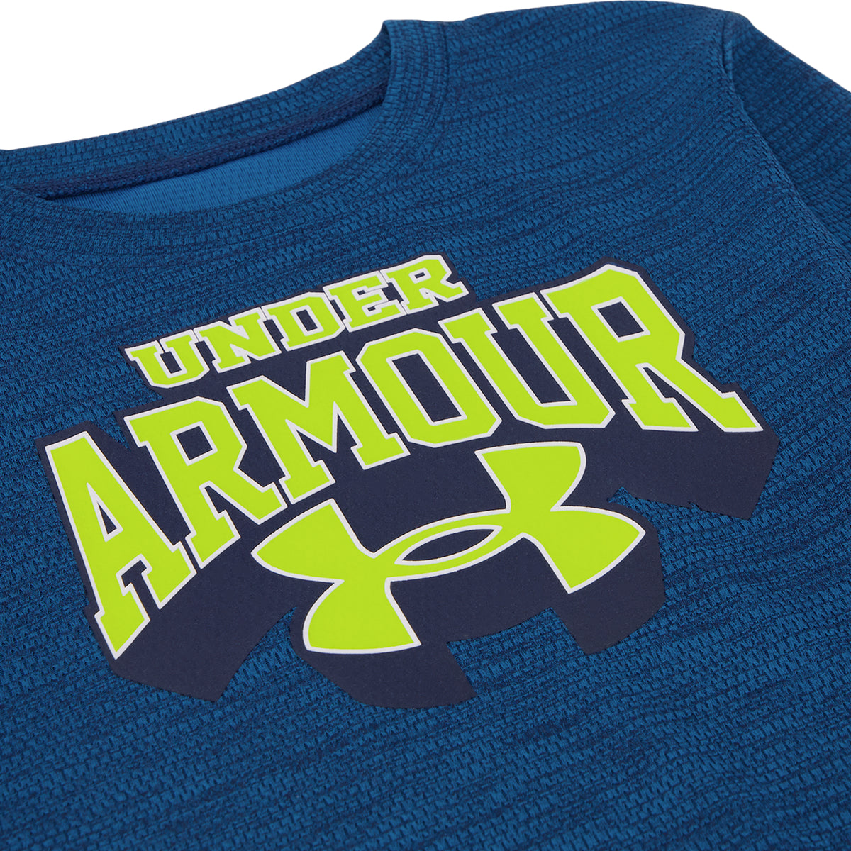 Chandail - Under Armour bleu à texture tricotée avec grand logo vert lime et noir sur le devant vue en détail