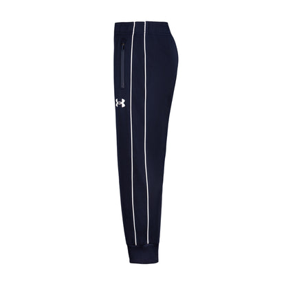 Pantalon - Under Armour bleu marine à bandes blanches et logo blanc avec poches zippées et chevilles resserrées vue de profil