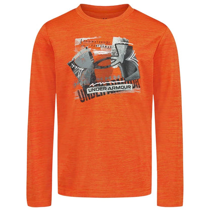 Chandail - Under Armour orange à manches longues avec graphisme noir, blanc et gris sur la poitrine, pour enfant, vue de face.