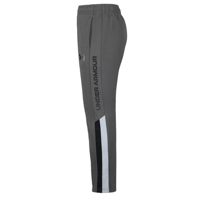 Pantalon - Under Armour gris foncé avec bande noire et blanche sur le côté, style sportif, vue de profil