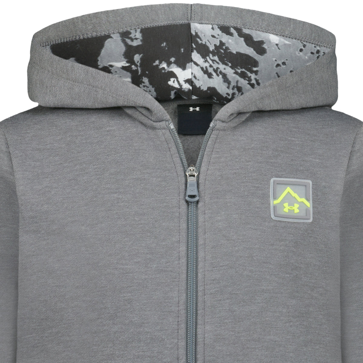 Veste - Under Armour grise à capuche, fermeture zippée et logo contrasté, vue de face avec intérieur camouflage noir et gris