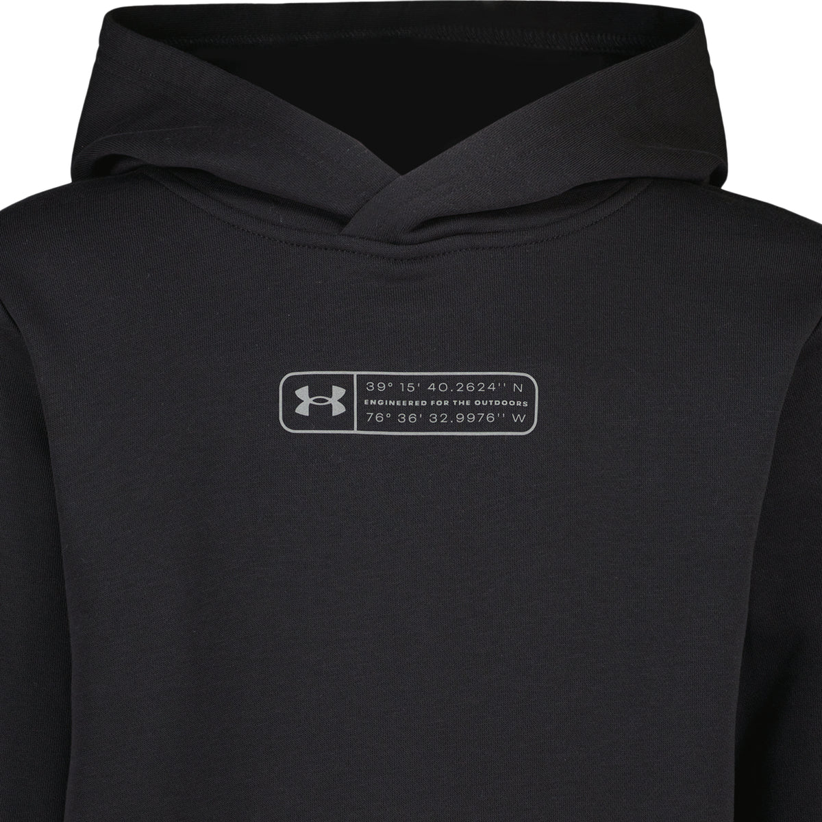 Hoodie - Under Armour noir à capuche, logo contrasté sur la poitrine, vue de face en détail