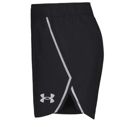 Short 2 en 1 - Under Armour en tissu noir avec détails gris, short de sport pour enfant, vue de profil.