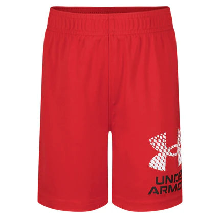 Short - Under Armour rouge en polyester pour enfant, style sport, vue de face avec logo blanc et noir sur le côté.