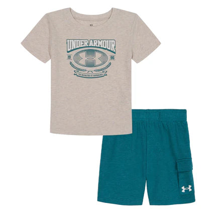 Ensemble Short - Under Armour pour enfant, comprenant un t-shirt beige et un short bleu avec logo blanc.