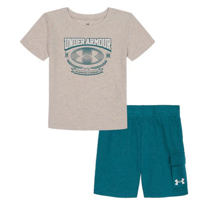 Ensemble Short - Under Armour pour enfant, comprenant un t-shirt beige et un short bleu avec logo blanc.