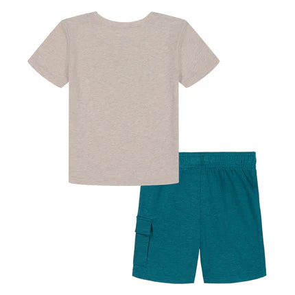 Ensemble Short - Under Armour composé d'un t-shirt beige et d'un short bleu avec poche latérale pratique