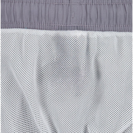 Maillot de bain - Under Armour gris avec filet intérieur blanc et taille ajustable, détail du tissu et cordon de serrage