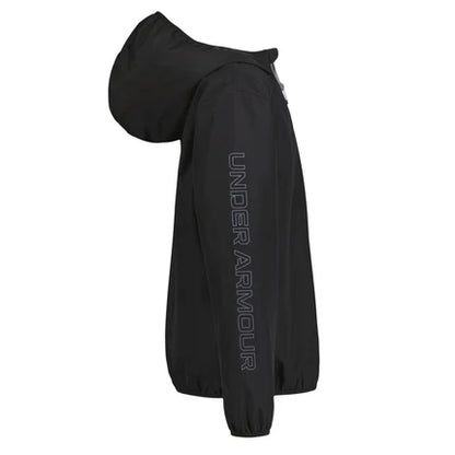 Manteau Coupe-Vent - Under Armour noir avec capuche, doublé mesh, logo sur la manche, vue de profil droite, enfant