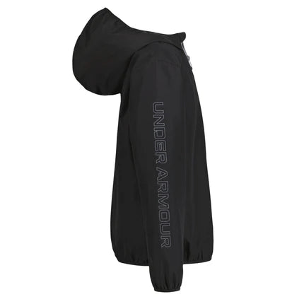 Manteau Coupe-Vent - Under Armour noir avec capuche, doublé mesh, logo sur la manche, vue de profil droite, enfant