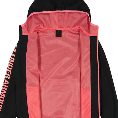 Manteau Coupe-Vent - Under Armour noir avec intérieur en mesh rose, capuche et fermeture éclair centrale.