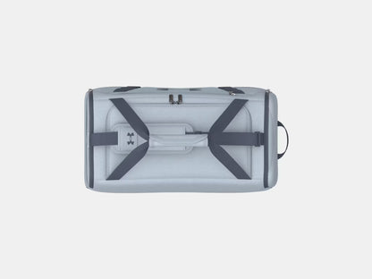 Sac Sport UA Undeniable 5.0 - Under Armour sac de sport gris clair avec sangles noires, vue de dessus détaillée.