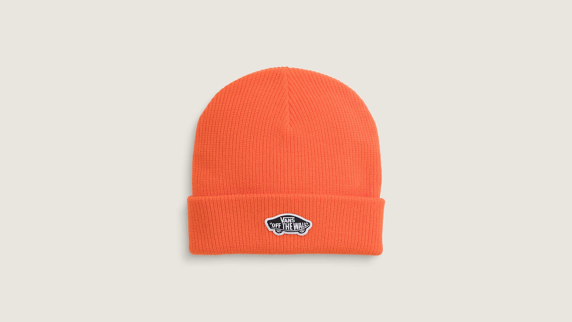 Tuque d'Hiver - Vans orange en tricot côtelé avec bord retroussé et patch Off The Wall, vue de face.