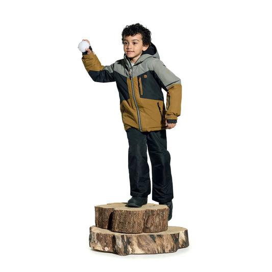 Habit de neige Wilson - Gusti brun gris et noir pour garçon enfant avec capuchon vue de face sur rondins de bois