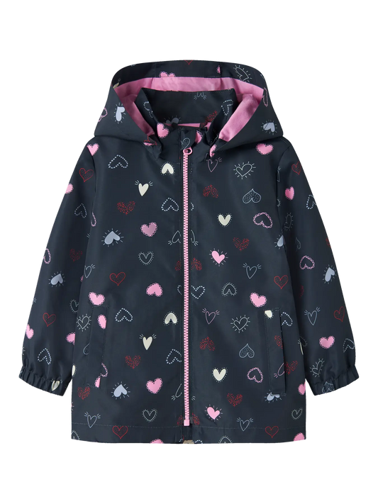 Manteau Mi-Saison - Name It coupe-vent bleu marine à motifs cœurs roses et blancs, pour enfant fille, vue de face, capuche doublée rose.