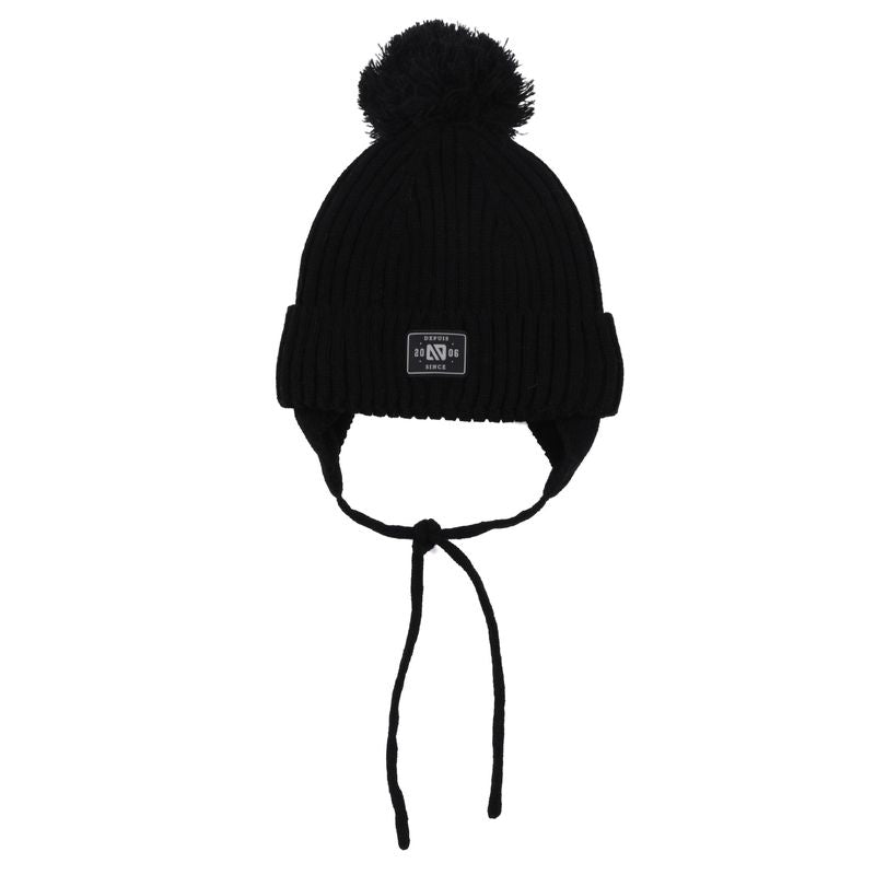 Tuque d'hiver - Nanö noire en tricot épais avec pompon, doublure chaude, cordons attachants, pour enfant, vue de face.