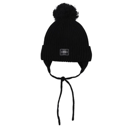 Tuque d'hiver - Nanö noire en tricot épais avec pompon, doublure chaude, cordons attachants, pour enfant, vue de face.