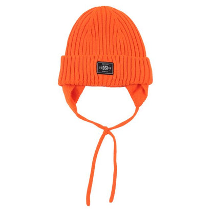 Tuque d'hiver - Nanö orange vif en tricot avec écouteurs et liens à nouer, pour enfant, vue de face.