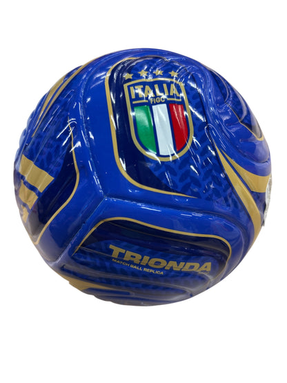 Mini ballon de soccer Trionda Italy Home - Adidas bleu et or avec logo Italie, mousse moulée, vue de profil rapprochée