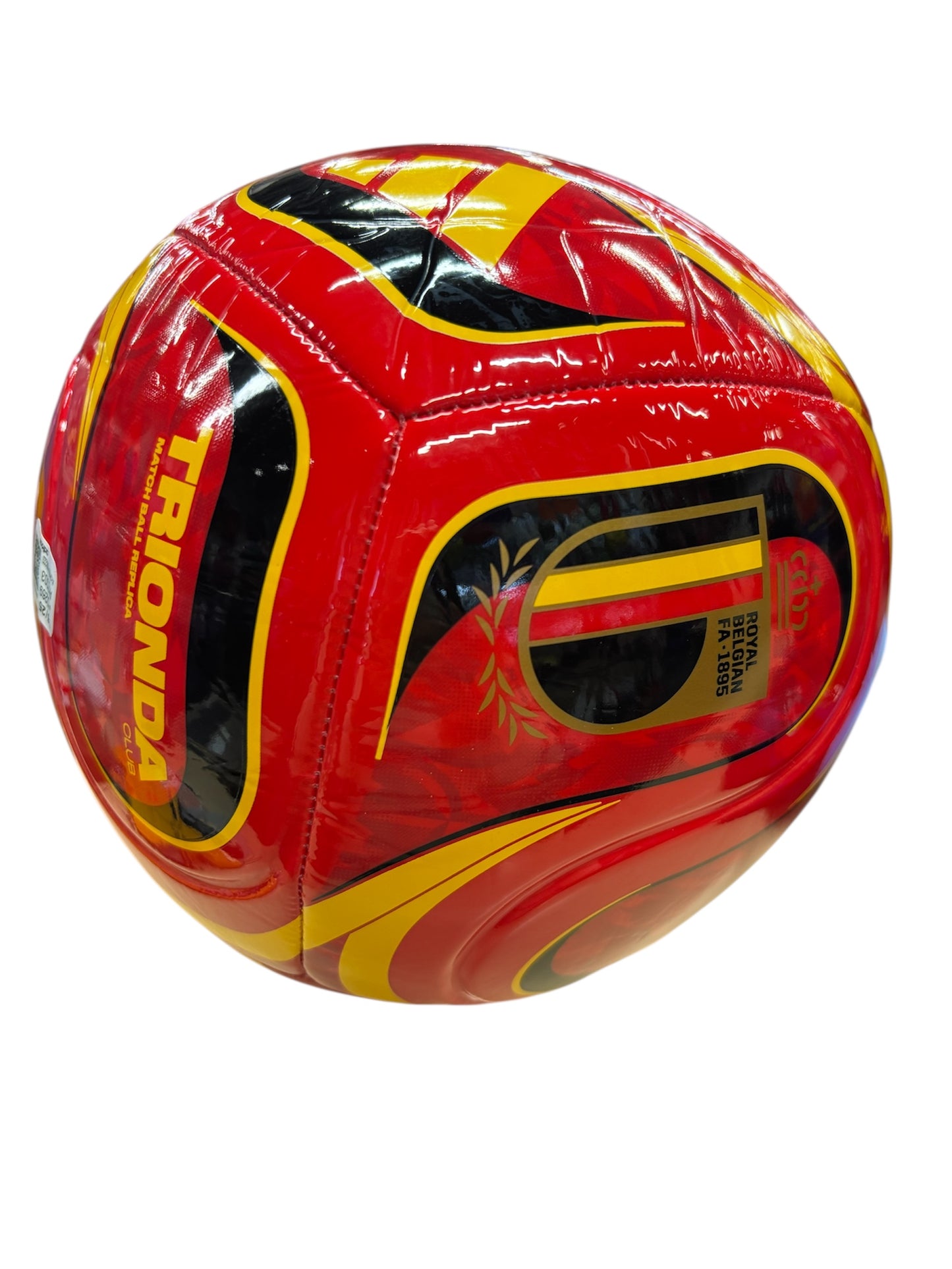 Ballon de soccer Trionda Belgium Home Club - Adidas rouge, jaune et noir avec motifs nationaux, vue de profil détaillée.
