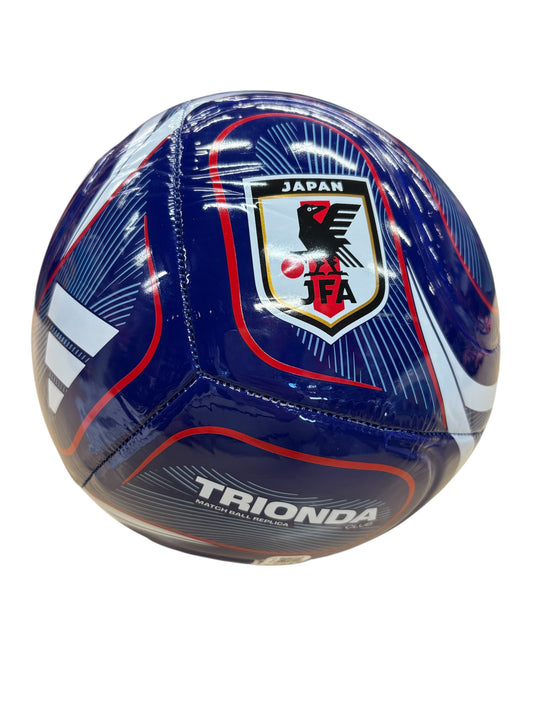 Ballon de soccer Trionda Japan Home Club - Adidas bleu marine avec détails rouges et blancs, logo JFA, vue de face côté logo