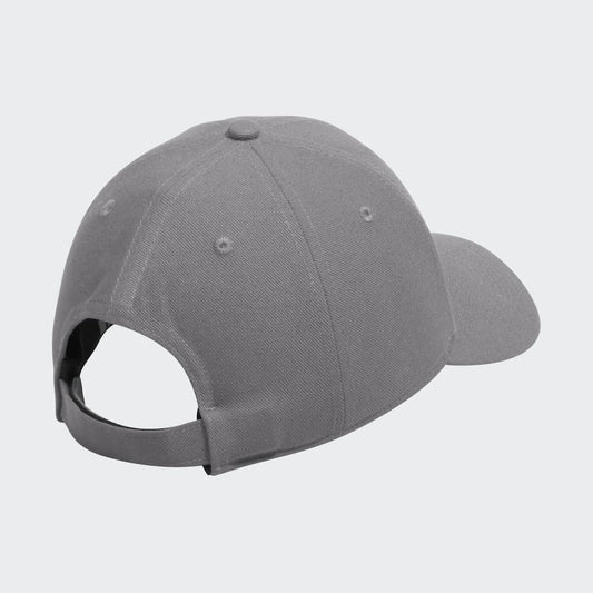 Adidas casquette featuring a classic design with an adjustable strap and embroidered logo on the front.