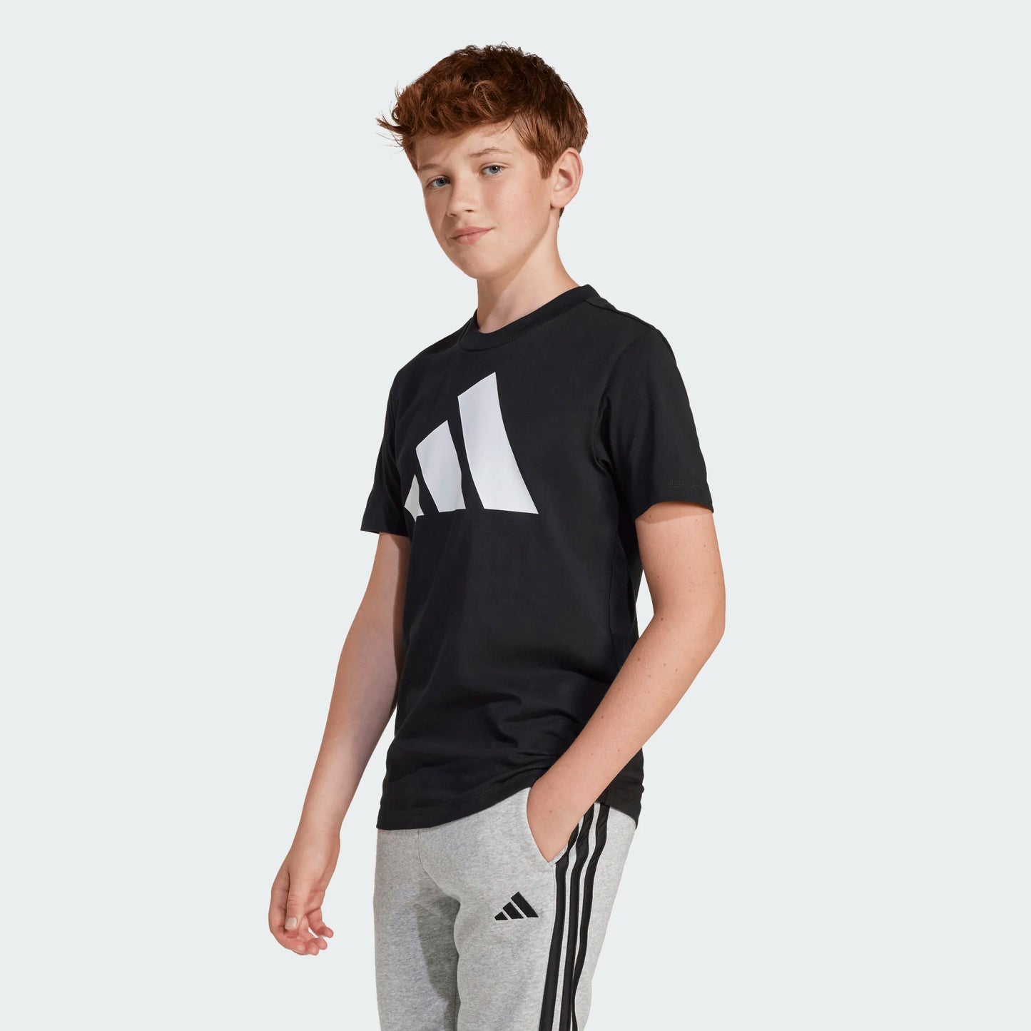 T-Shirt - Adidas noir avec grand logo blanc, coton, pour garçon, porté de trois quarts face.