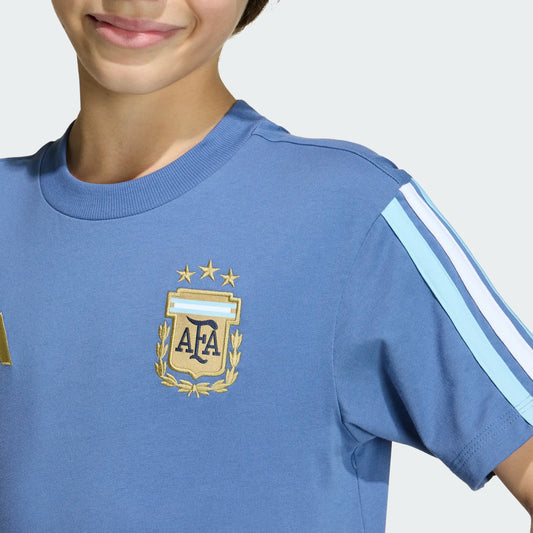 T-Shirt Argentina - Adidas bleu ciel avec logo AFA doré, rayures blanches et bleues manches courtes, coton, enfant, vue de détail face