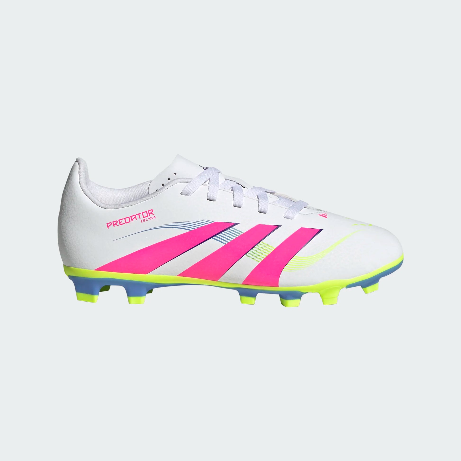 Chaussures de soccer - Predator Club FG/MG J Adidas blanches avec bandes roses et crampons jaunes, pour fille, vue de profil droit.