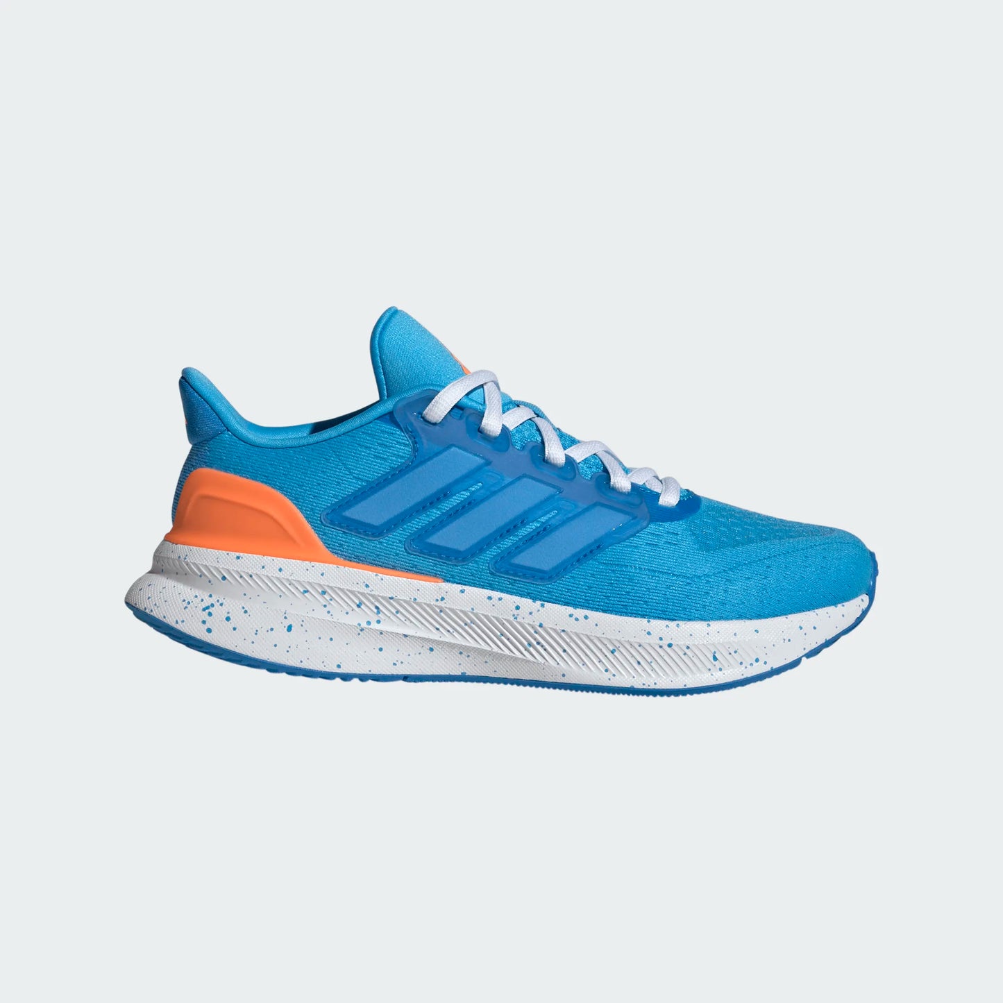 Espadrilles UltraRun 5 - Adidas bleues avec détails orange et blanc, mesh respirant, lacets blancs, vue de profil droit enfant.