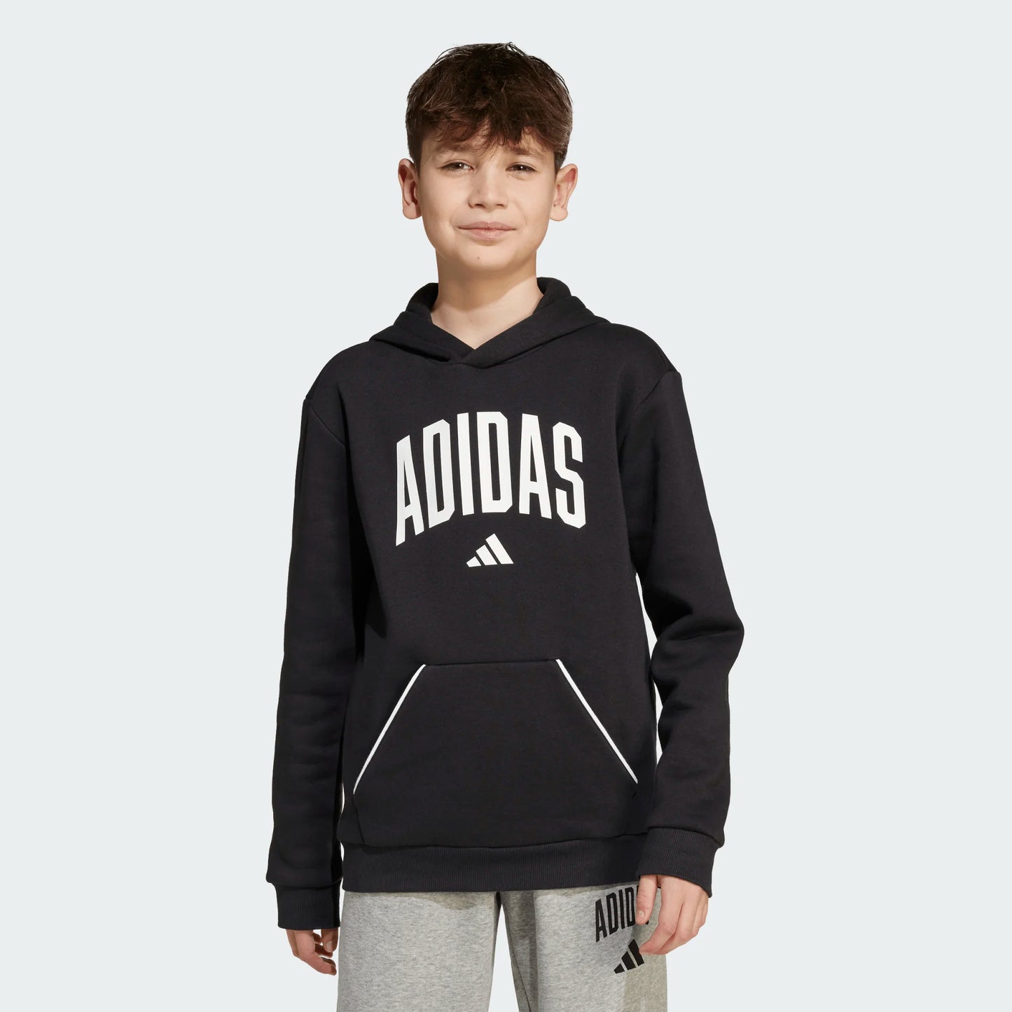 Hoodie - Adidas noir avec logo blanc, en coton et polyester recyclé, pour garçon, porté de face sur mannequin