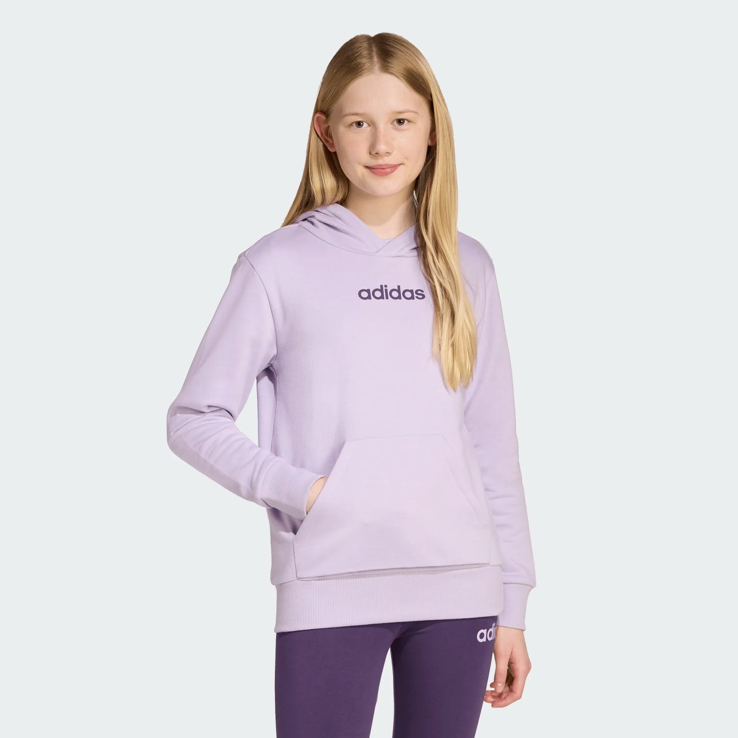 Hoodie - Adidas lilas en coton recyclé, style à capuche avec poche kangourou, pour fille, vue de face porté