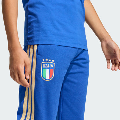 Pantalon Italia - Adidas bleu royal avec bandes dorées latérales et écusson Italie, coton mélangé, pour garçon, vue de profil partielle