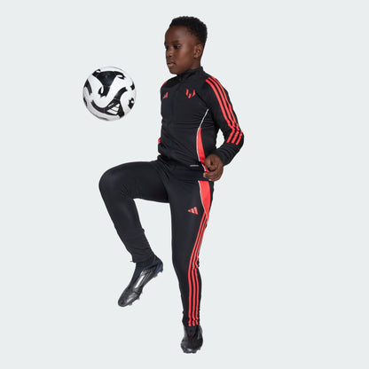 Pantalon MESSI  - Adidas noir avec bandes rouges latérales, tissu polyester, style sport pour garçon, porté sur mannequin vue profil.